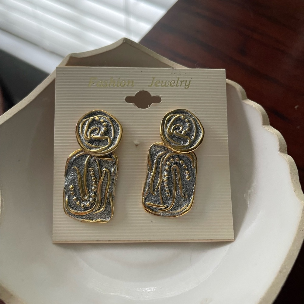 Fashion jewelry gold and silver earrings